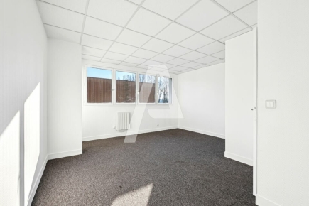 Activités / entrepôts à louer – EMERAINVILLE (77184) – 1