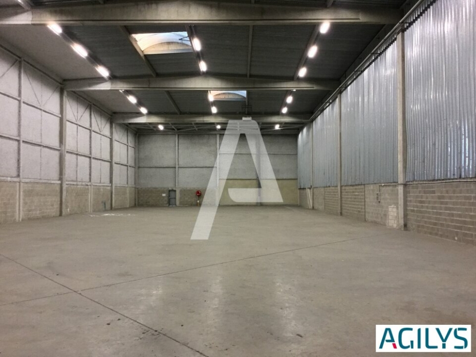 Activités / entrepôts à louer – COMBS LA VILLE (77380) – 1