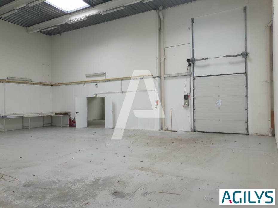 Activités / entrepôts à louer – CHAMPS-SUR-MARNE (77420) – 1