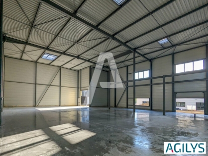 Activités / entrepôts à vendre - OLLAINVILLE – Photo 1