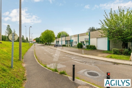 Activités / entrepôts à louer – TRAPPES (78190) – 1