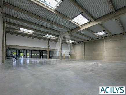 Activités / entrepôts à louer – ELANCOURT (78990) – 1