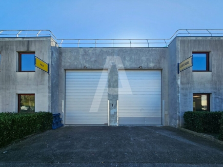 Activités / entrepôts à louer – MAGNY-LES-HAMEAUX (78114) – 1