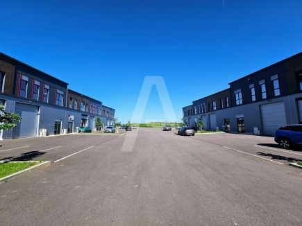 Activités / entrepôts à louer – FEUCHEROLLES (78810) – 1