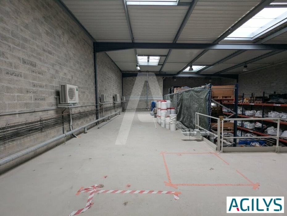 Activités / entrepôts à louer – MAGNY-LES-HAMEAUX (78114) – 1
