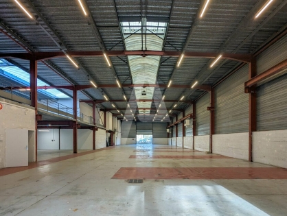 Activités / entrepôts à louer - COIGNIÈRES – Photo 1