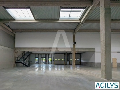 Activités / entrepôts à louer - ELANCOURT – Photo 1
