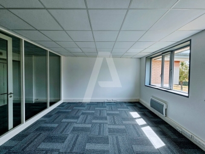 Bureaux à louer - VOISINS-LE-BRETONNEUX – Photo 1